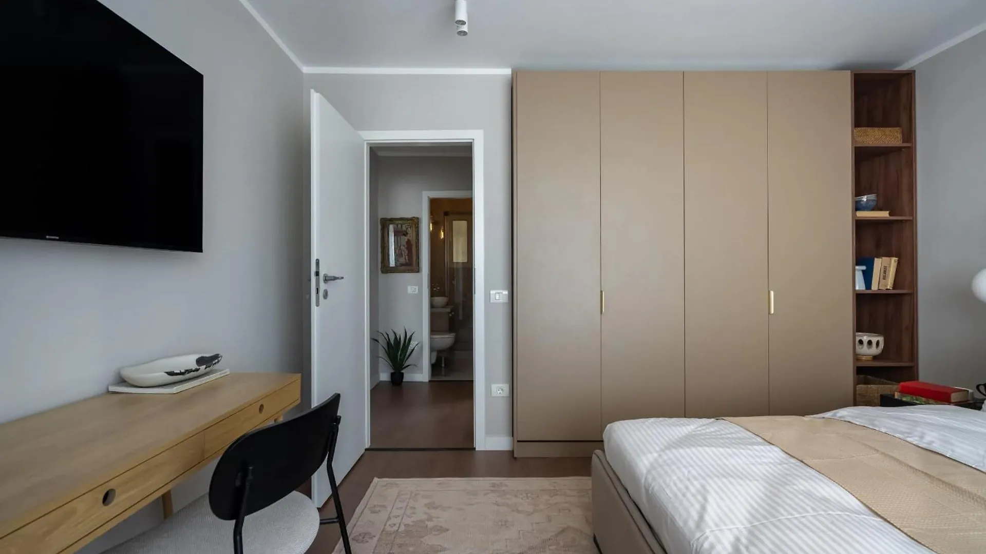 Apartment Views! Of All The Palaces, 2Br Stunner Bukarest