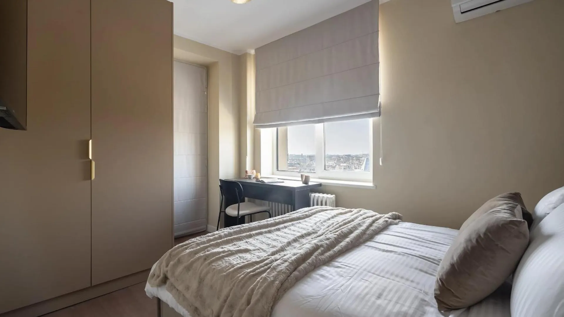 Apartment Views! Of All The Palaces, 2Br Stunner Bukarest Rumänien