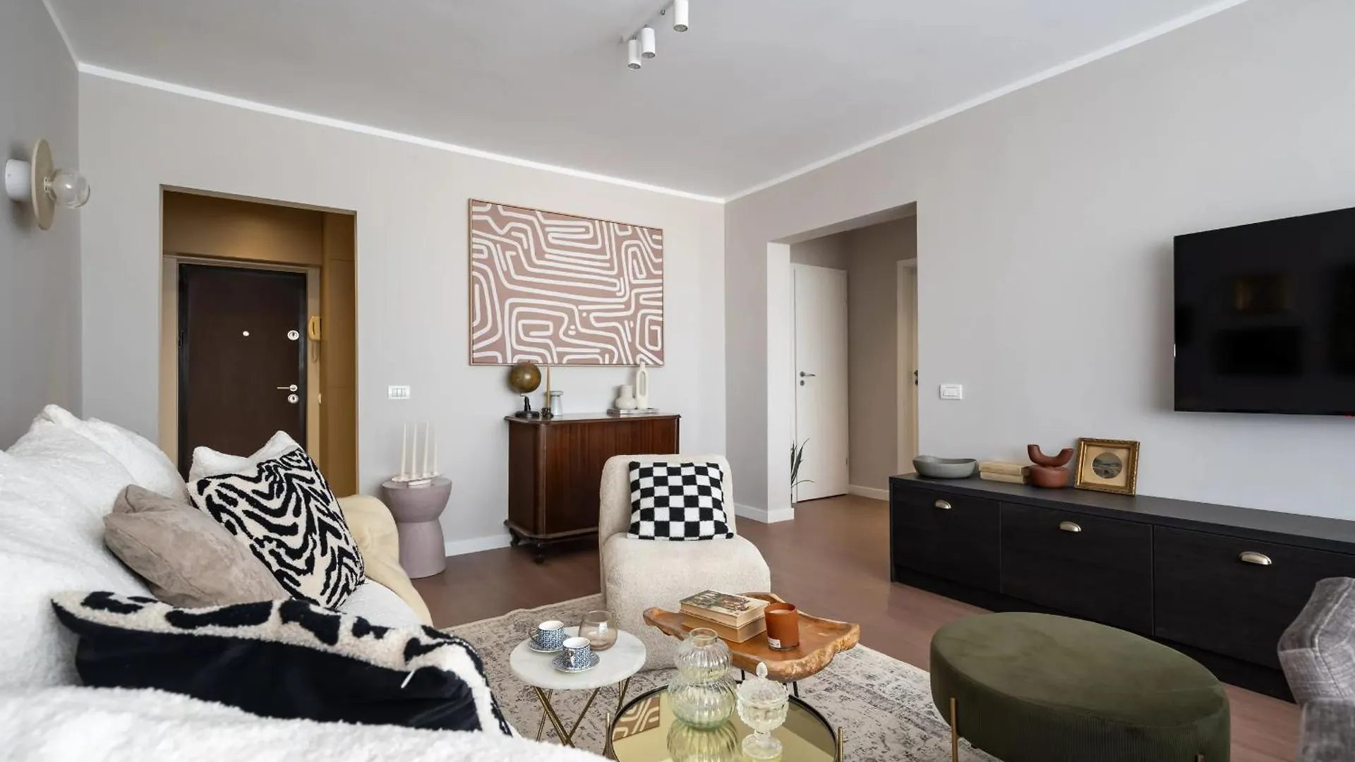 Apartment Views! Of All The Palaces, 2Br Stunner Bukarest Rumänien