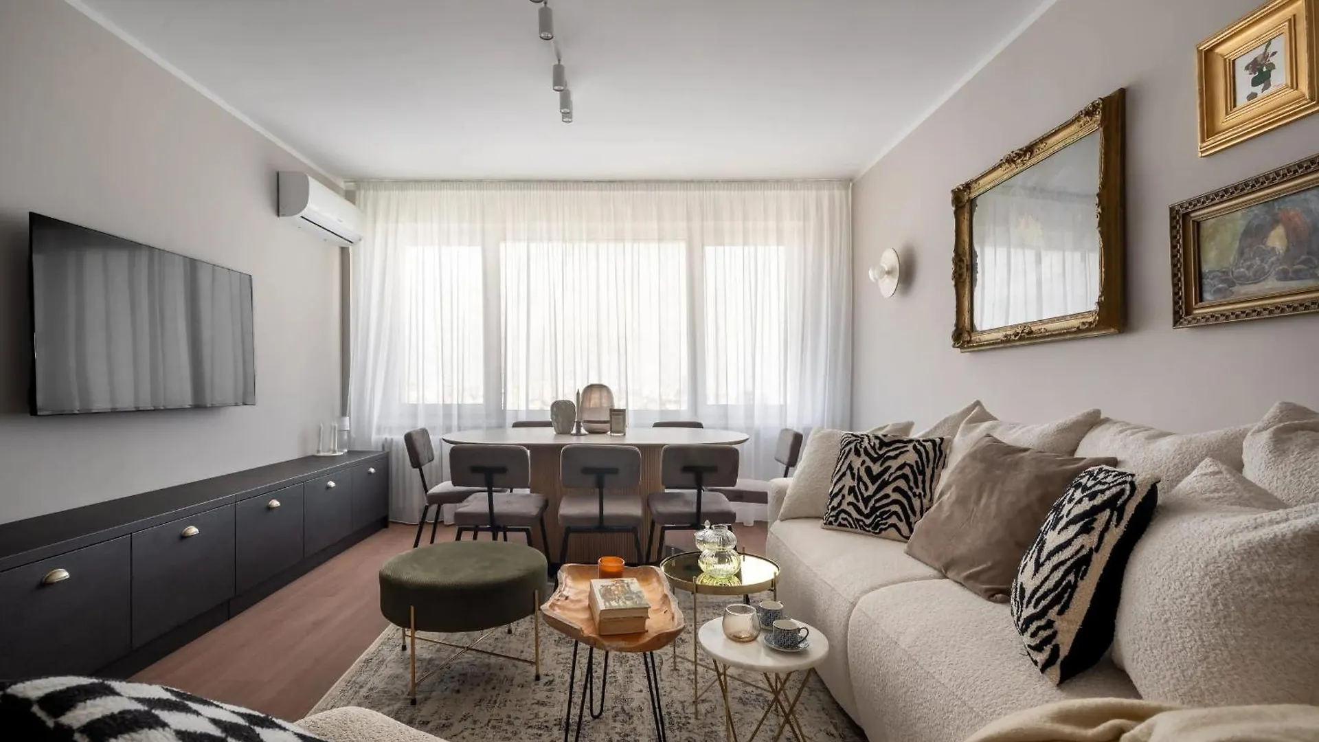 Views! Of All The Palaces, 2Br Stunner Bukarest Apartment